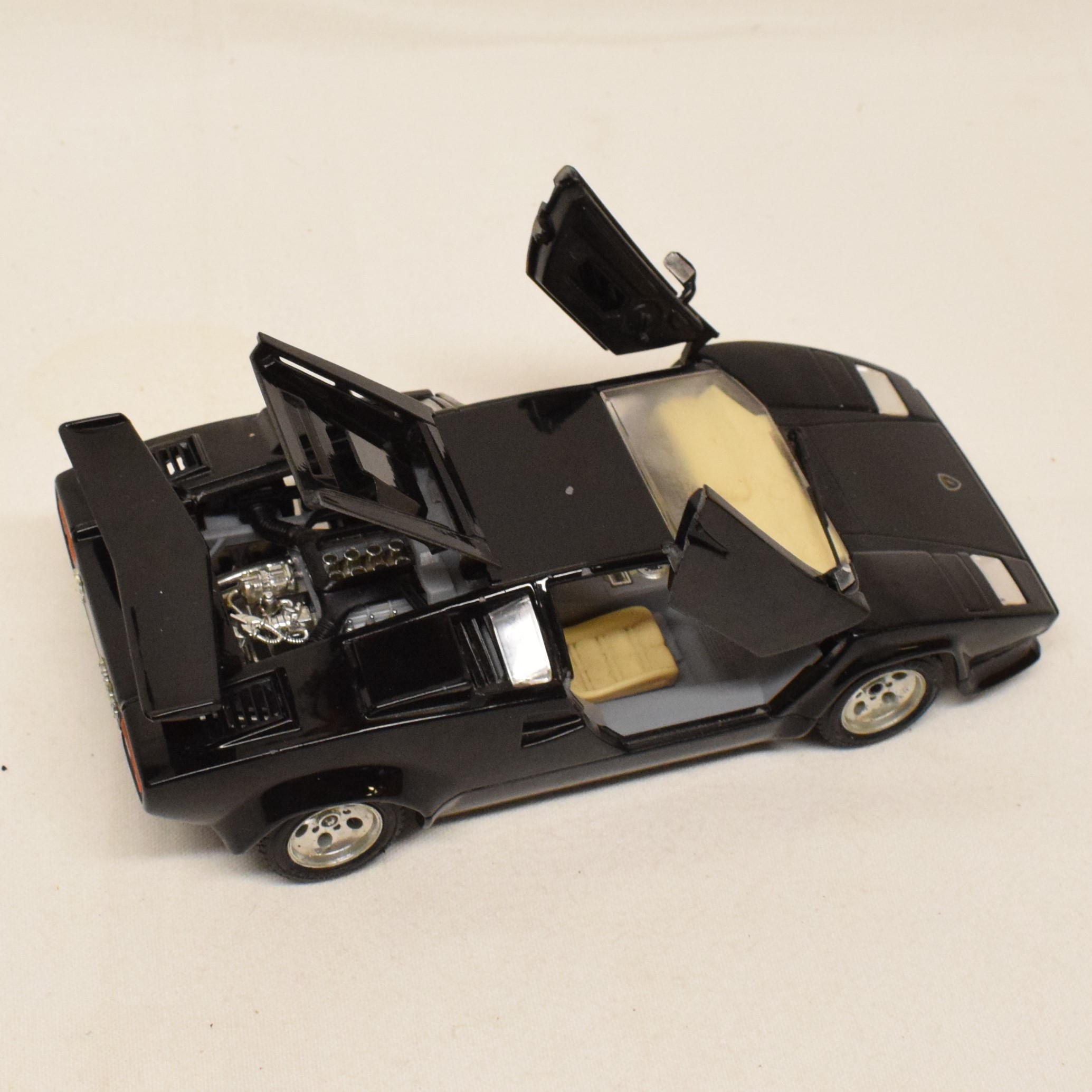 Voir photo 4 de Voiture au 1:24 Lamborghini Countach 1988 par Burago Voiture au 1:24 Lamborghini Countach 1988 par Burago État correct - Vue 4 -